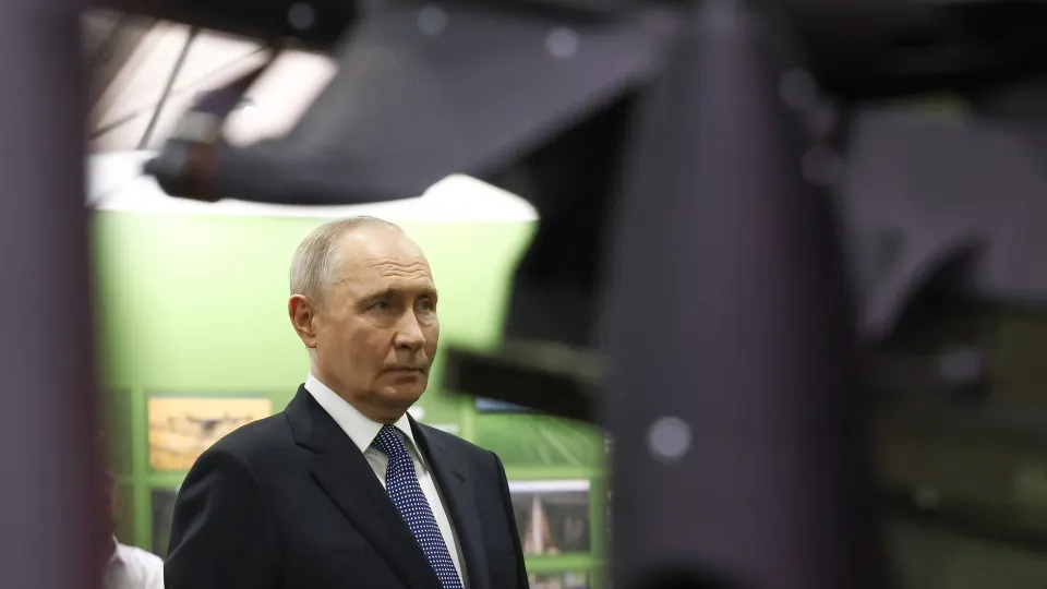 По словам Владимира Путина, более 20 млн человек объединились вокруг ОНФ и добровольно направили около 70 млрд рублей на нужды СВО; при этом военные расходы продолжают расти и могут превысить плановые суммы бюджета.