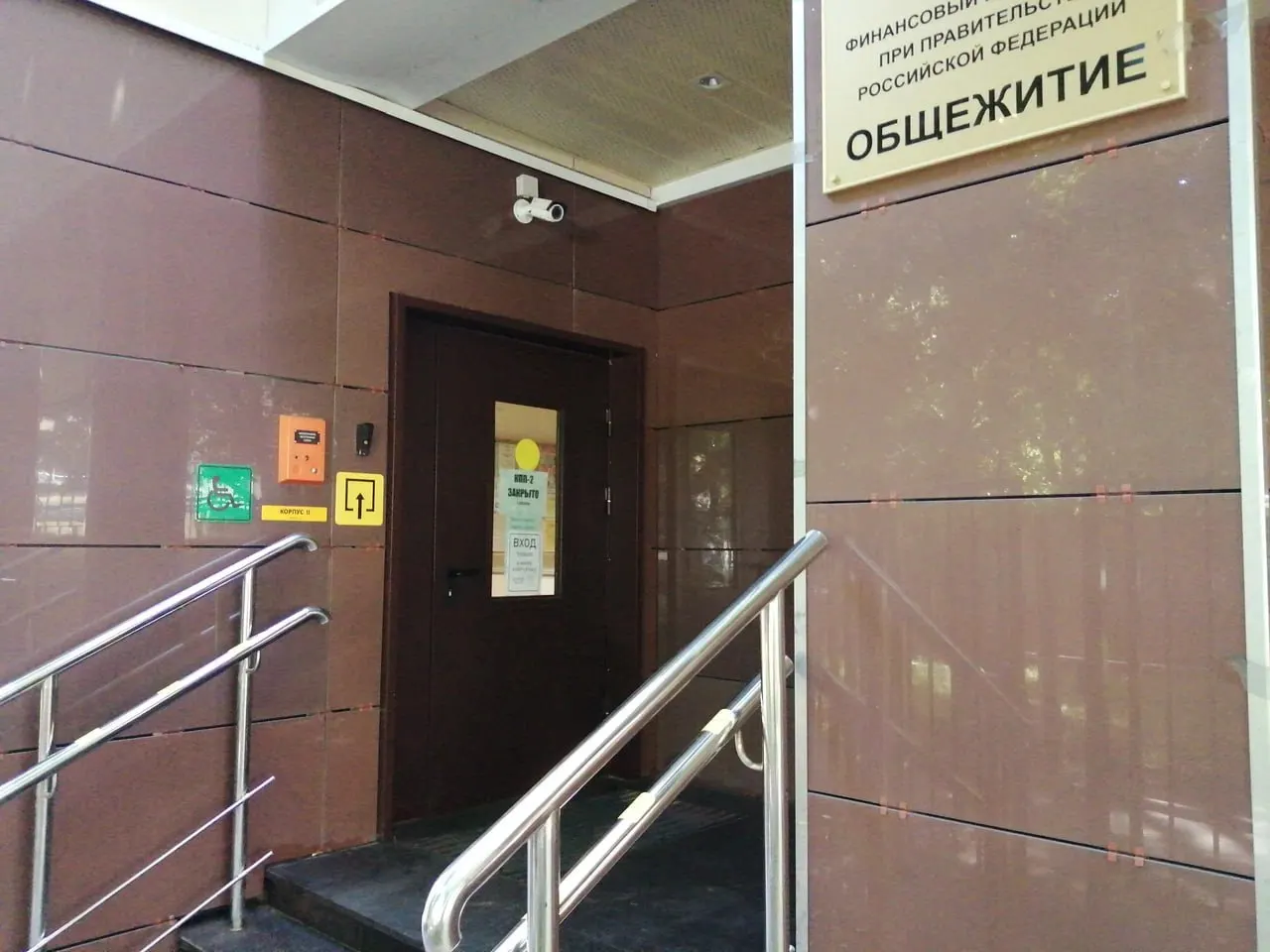 Министерство предлагает использовать недавно построенные или отремонтированные общежития как гостиницы для студентов с улучшенным ремонтом и обслуживанием. Стоимость проживания не указана; ведомство отмечает значительный дефицит мест и потребность в капитальном ремонте многих общежитий.