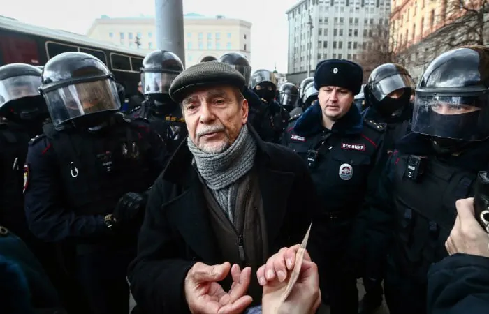 В Хорошевском суде Москвы началось заочное рассмотрение уголовного дела против 84‑летнего правозащитника: обвинение просит 6,5 года колонии и запрет администрировать сайты на 10 лет.