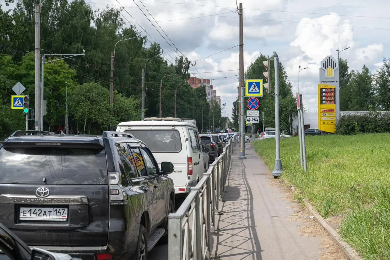 Несколько питерских АЗС сообщают, что до сих пор получают бензин стандарта Евро‑5, хотя в июле в России временно разрешили оборот топлива по норме Евро‑3. Сотрудники заправок отмечают наличие запасов и советуют проверять документы на партии топлива.