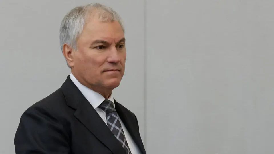На фоне острого дефицита топлива председатель Госдумы призвал приоритетно развивать трамваи в крупных городах; депутат по транспорту призвал водителей «терпеть», а аналитики связывают дефицит с ударами по топливной инфраструктуре и сокращением производства бензина.