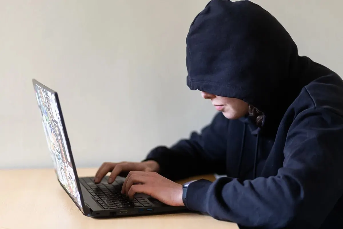 Проект закона предлагает дать пострадавшим возможность через суд запретить навязчивое преследование — от слежки и ожидания у дома до звонков и использования персональных данных; документ направлен на оценку в правительство, возможная дата вступления в силу — 1 января 2027 года.