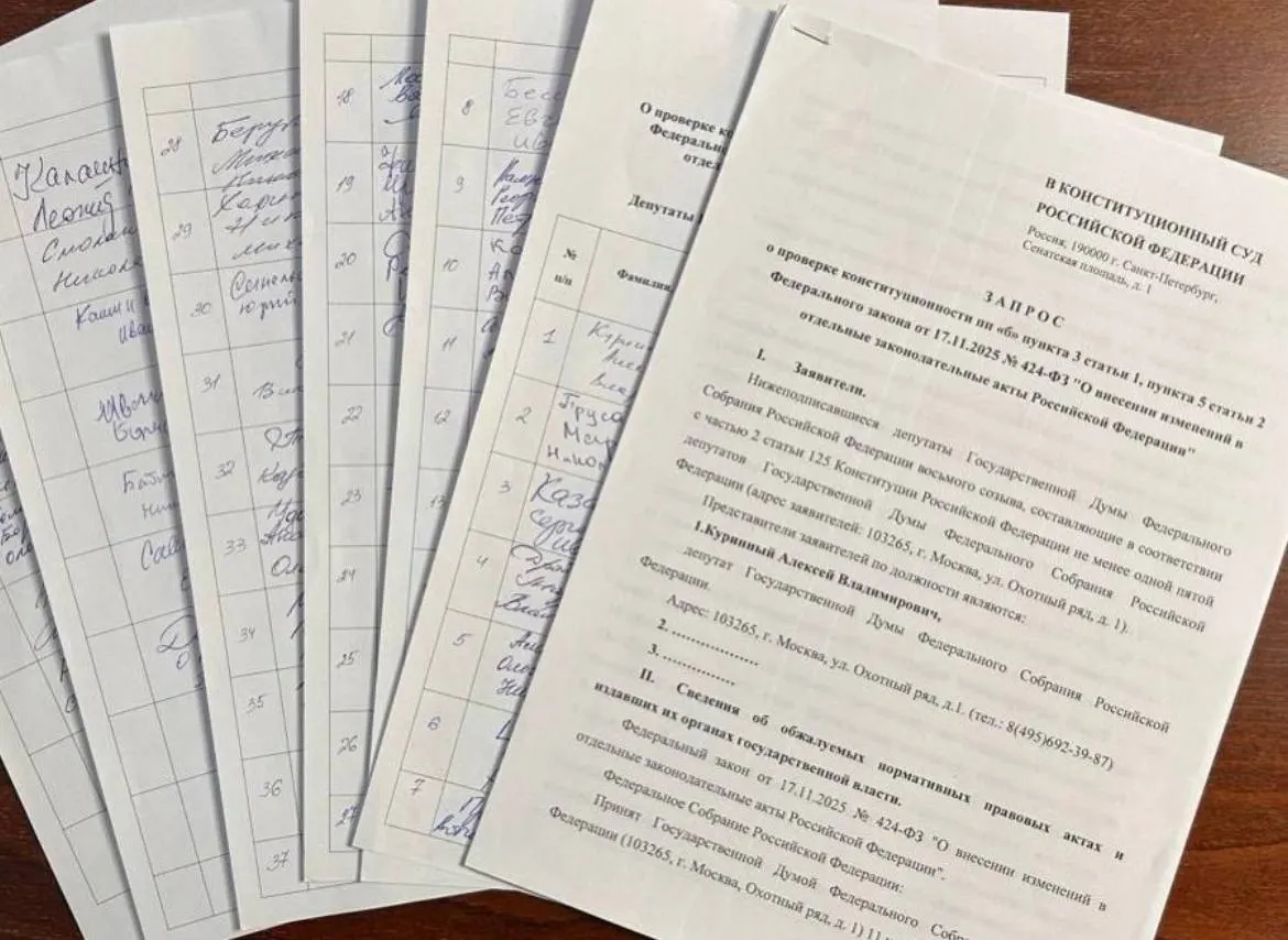 Депутат от Ульяновской области Алексей Куринный собрал 73 подписи коллег для запроса в Конституционный суд о проверке закона об обязательной отработке для студентов-медиков. Для официального обращения требуется 90 подписей; инициатор предупреждает, что индивидуальные жалобы займут не менее полутора лет.