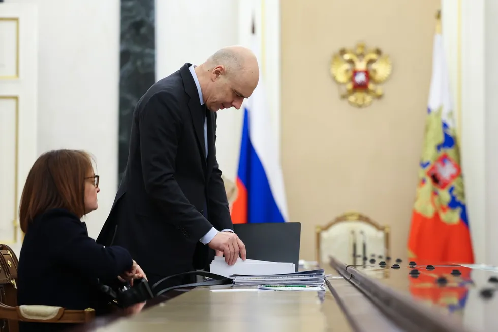 Госдума упростила бюджетные процедуры: Минфин может оперативно наращивать расходы и занимать сверх прежних лимитов. Это снизит прозрачность фискальной политики, повысит риски инфляции и ставок и подорвет инвестиционный климат.