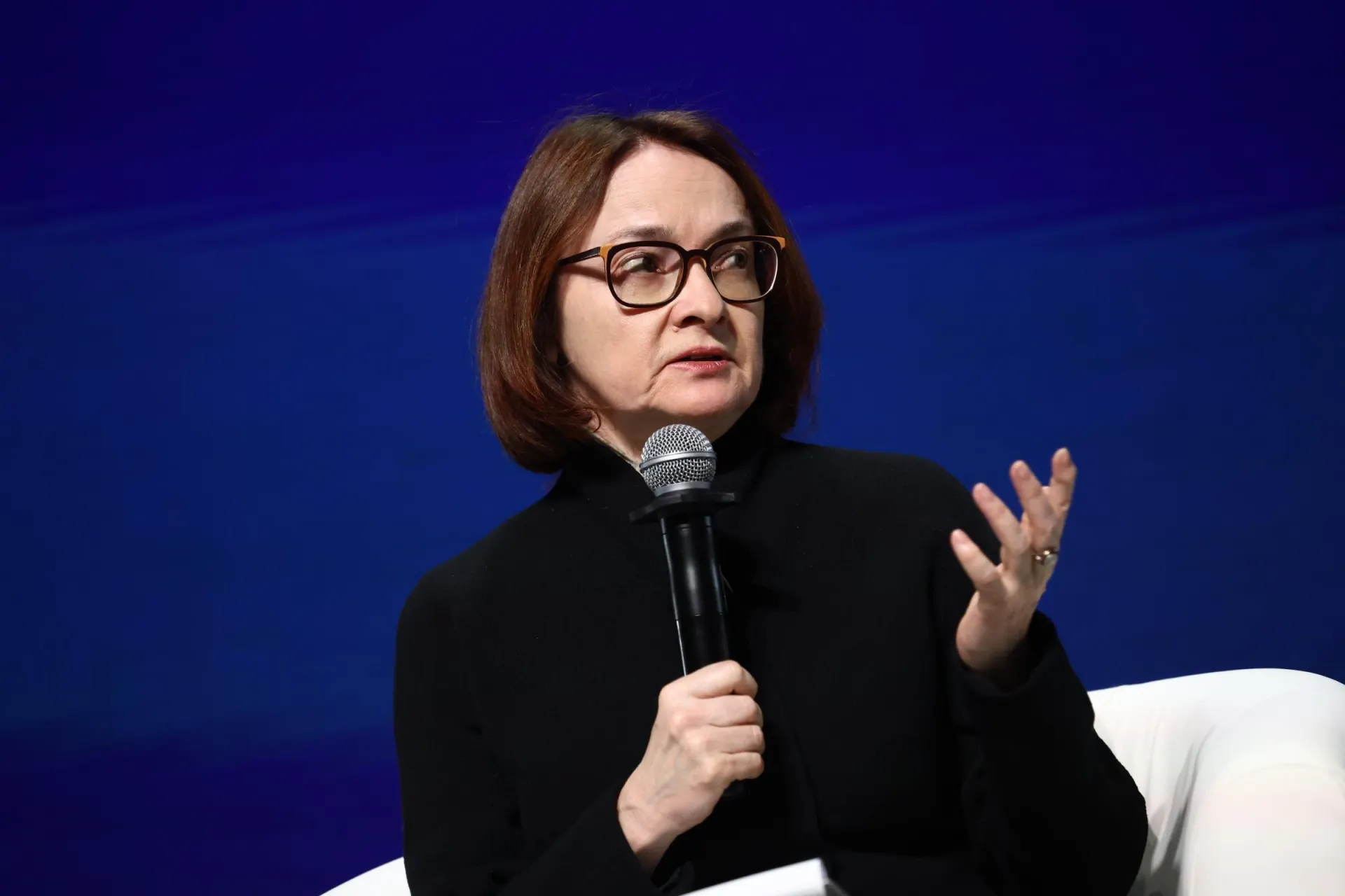 Глава Центробанка заявила, что резкое или преждевременное снижение ключевой ставки может подорвать борьбу с инфляцией и финансовую стабильность, и потому она категорически против таких шагов.