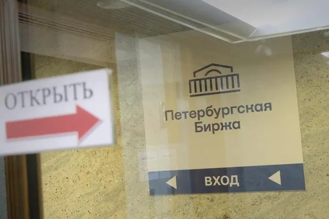 С 21 июля биржа запретит закупки бензина с целью последующей перепродажи посредникам — покупать разрешат только для собственных нужд или для поставки конкретному, заранее указанному конечному потребителю; за несоблюдение правил грозит приостановка или прекращение доступа к торгам.