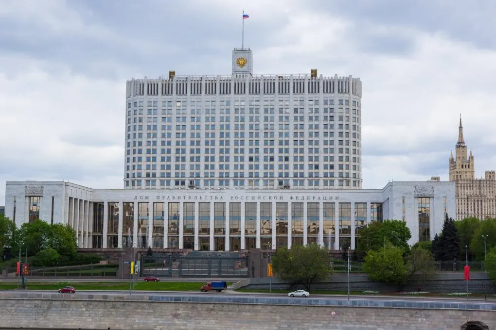 Законопроект позволяет Минобороны в условиях мобилизации, военного положения или военного времени заключать контракты с людьми, имеющими судимость или обвиняемыми по ряду статей; при этом ряд тяжких преступлений остаются исключением.