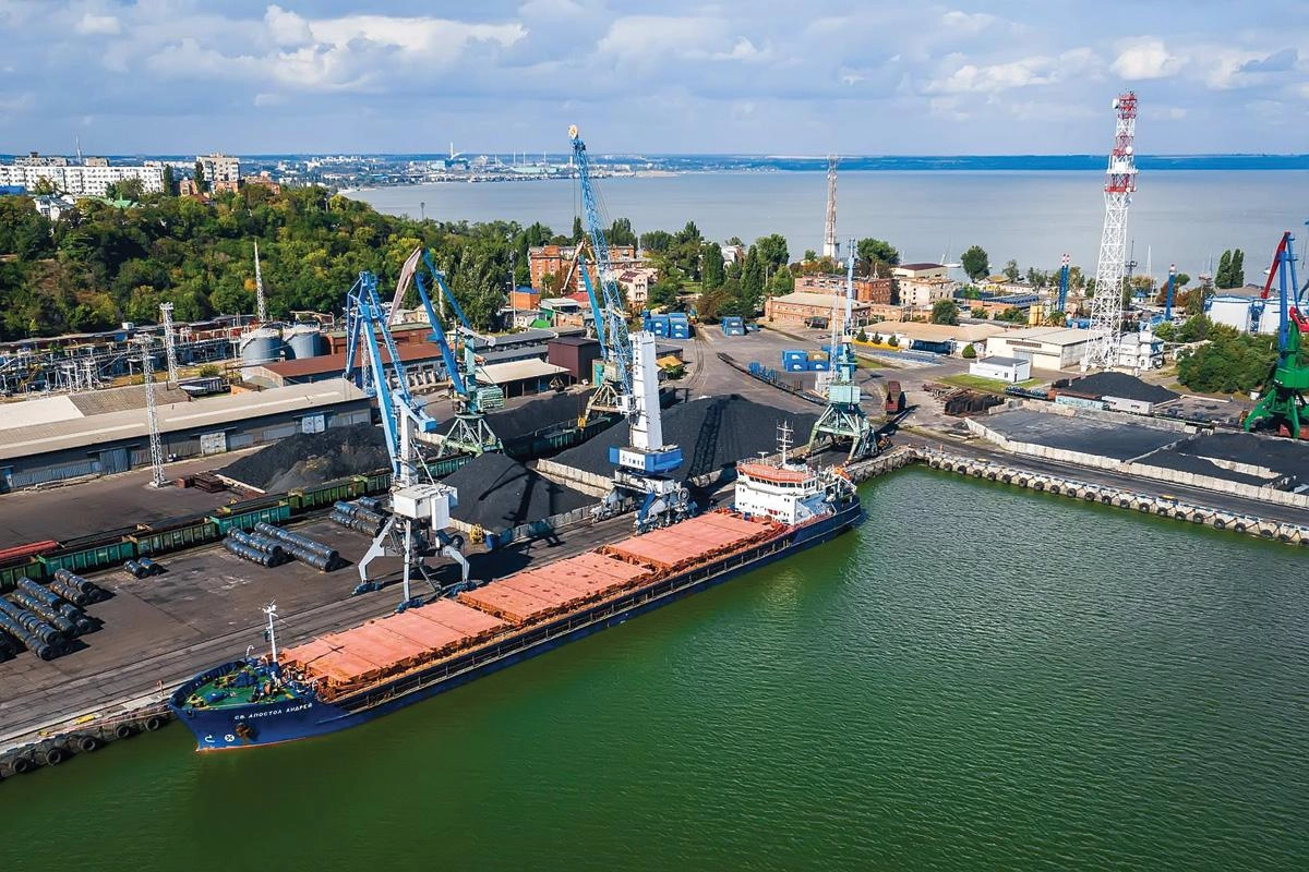 Минсельхоз предлагает компенсировать до 90% затрат на перевозку зерна из Ростовской области в черноморские и балтийские порты — это решение принято после остановки отгрузок из портов Азовского моря из‑за атак беспилотников.