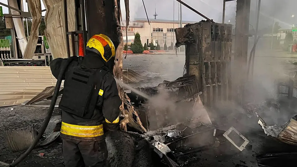 Ночью 1 июля беспилотники нанесли удары по Днепропетровской области: повреждены пять автозаправок, одна женщина погибла, трое ранены. Удары произошли на фоне острейшего дефицита топлива и резкого роста цен в России.