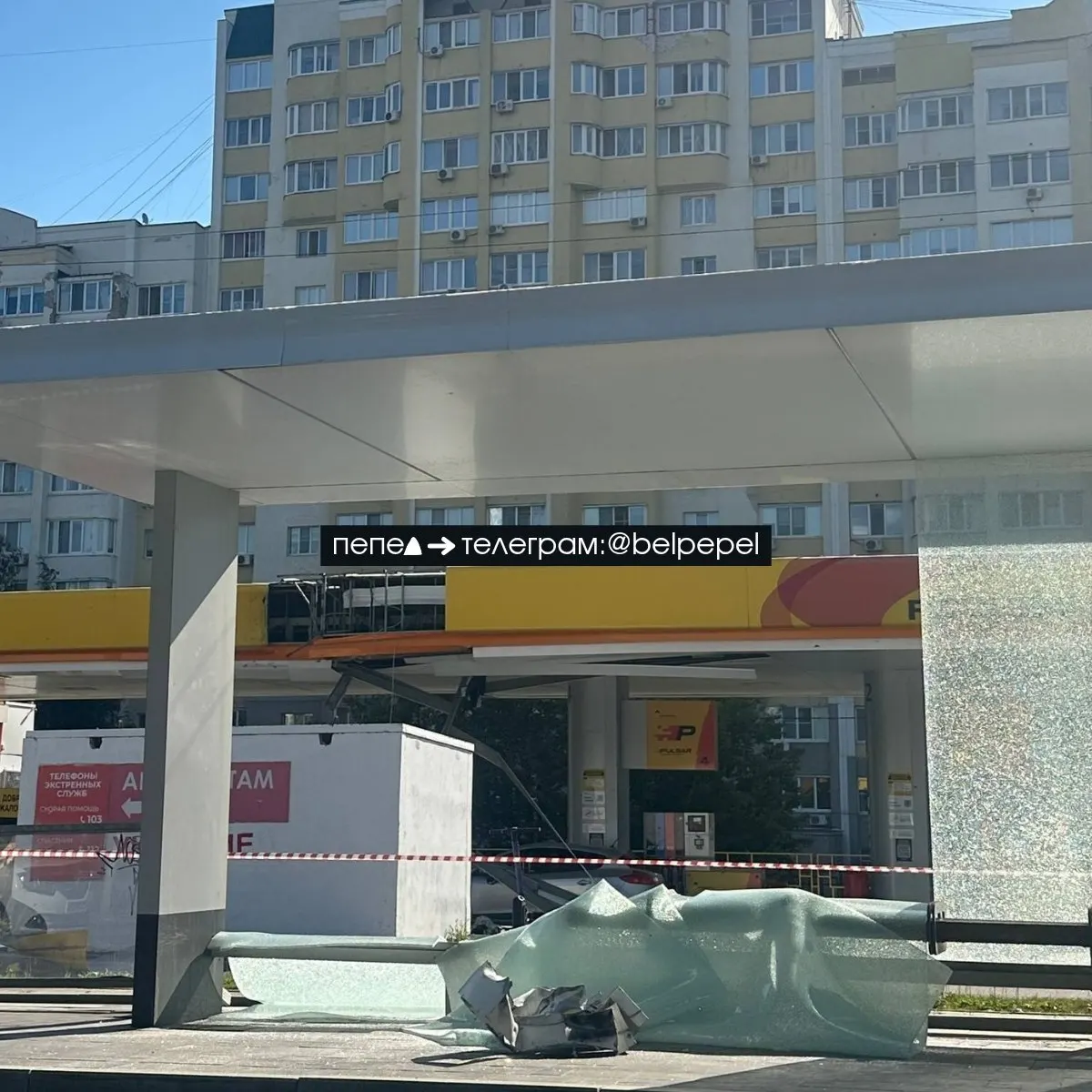 В результате ударов БПЛА в нескольких регионах, по данным властей, погибли как минимум три человека, более десятка получили ранения, повреждены автомобили, жилые и коммерческие здания; информация уточняется.