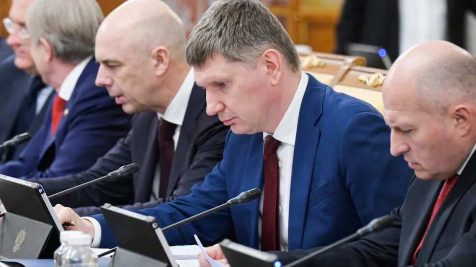 Минэкономразвития фиксирует рост ВВП за январь–май на 0,2%. Промышленность и инвестиции в стагнации, наблюдается сегментация экономики: Москва растёт, большинство регионов близки к рецессии. Падение цен на нефть и сокращение инвестиций усиливают риск ухудшения ситуации.