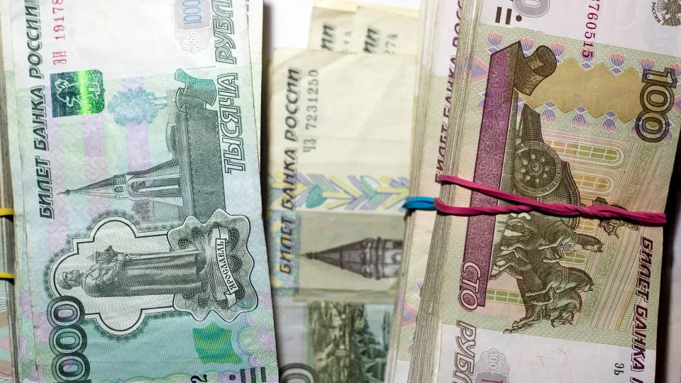 С начала июля население и компании активнее снимают деньги с банков — это приводит к росту задолженности кредитных организаций перед ЦБ и повышает риск банковской нестабильности.