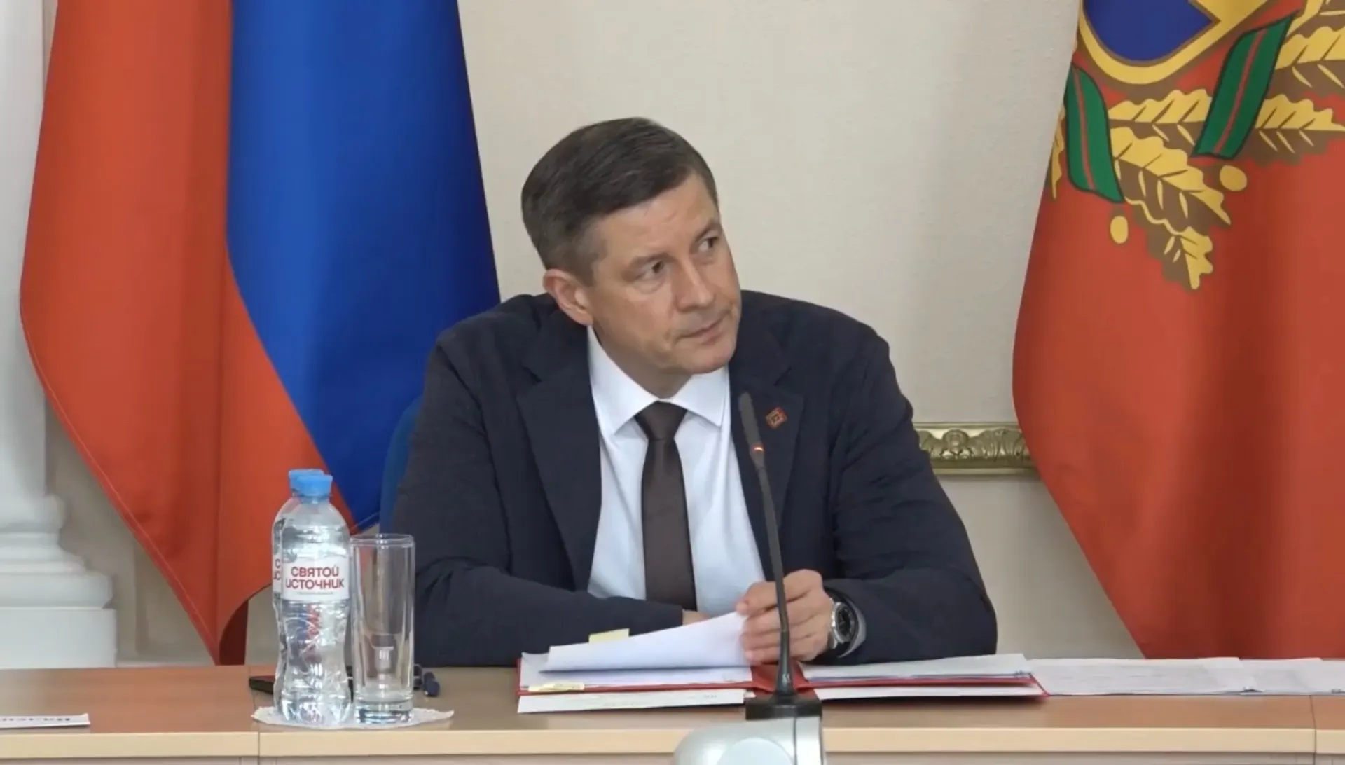 По словам врио губернатора Егора Ковальчука, в Советском районе Брянска удар по жилому дому привёл к гибели одного человека и ранениям шести, пожар был локализован, жильцы эвакуированы. Ранее сообщалось о раненом жителе и угрозе ракетной и беспилотной атаки в регионе.