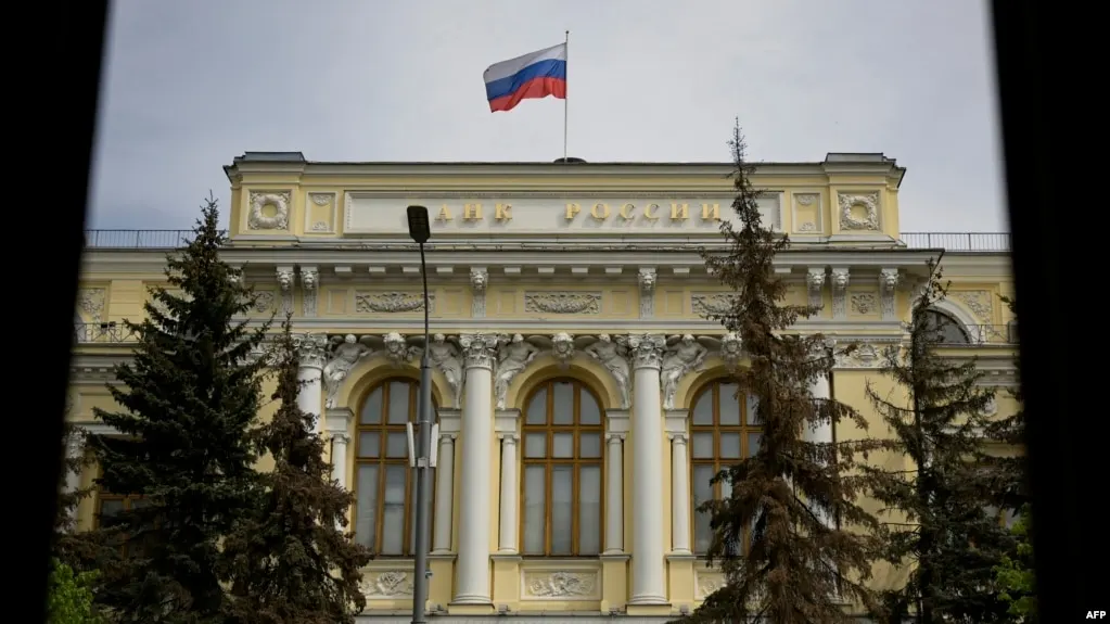 Банк России расширил перечень криптовалют для публичной торговли на биржах и уточнил правила для розничных и квалифицированных инвесторов.