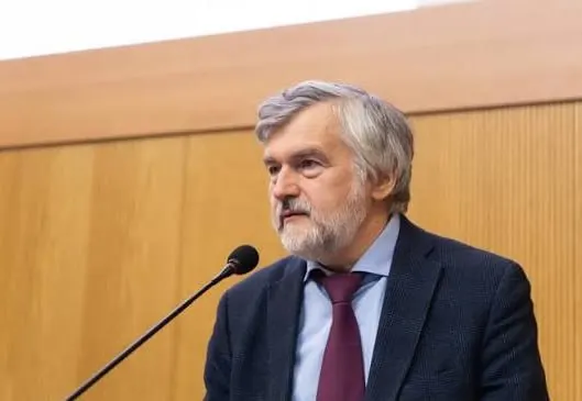 Увольнение последовало после резких заявлений о технологическом и экономическом отставании страны.
