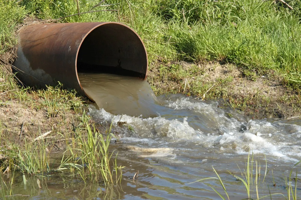 Федеральный законопроект предлагает освобождение водоканалов от платы за вред природе при сбросах, если компании реализуют собственные экологические программы. Счетная палата выступила против, Минприроды требует доработок; вопрос выносится в новом созыве парламента.
