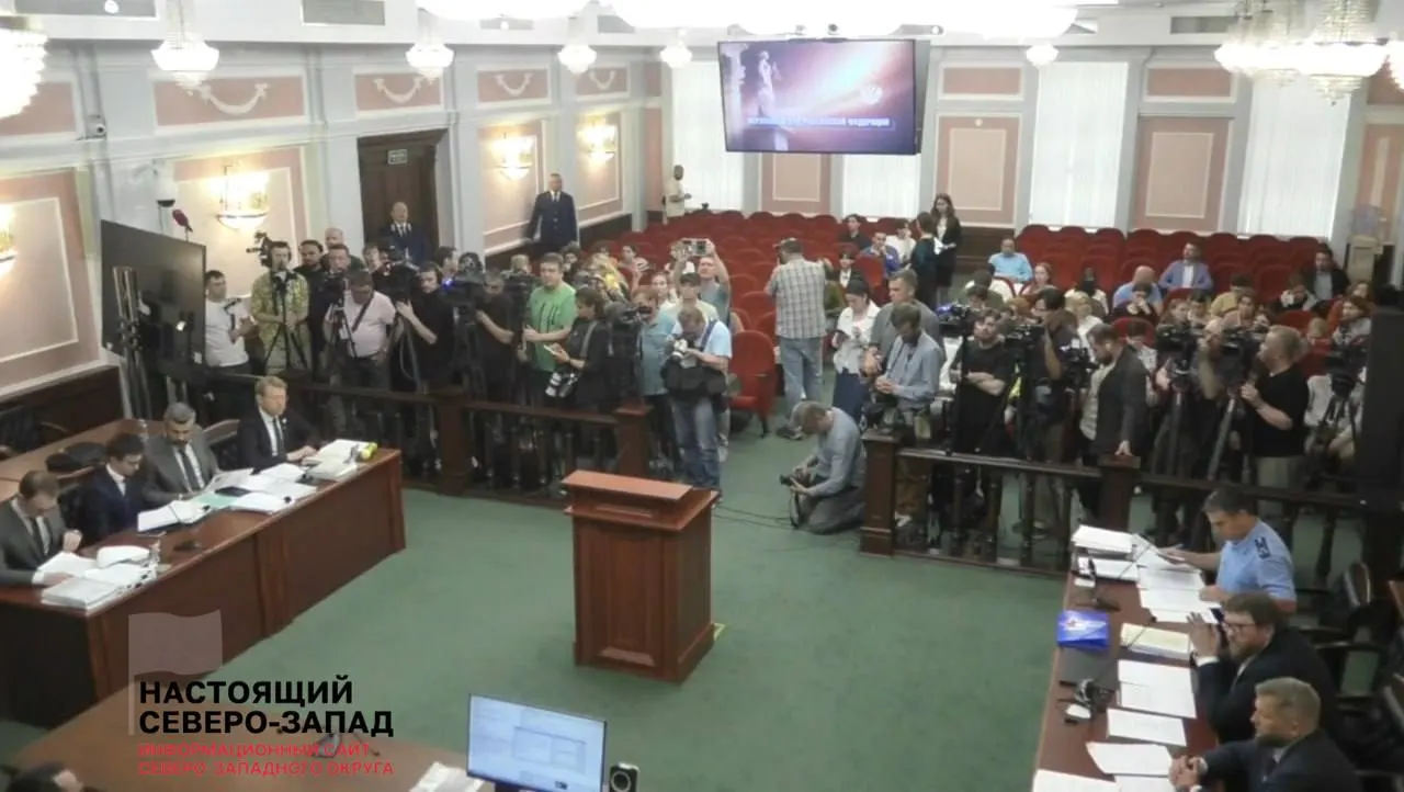 Слушание проходит по иску партии «Родина» к «Яблоку»; спор затрагивает авторские права, агитацию и обвинения в экстремизме, а также проверки по иностранным счетам кандидатов.