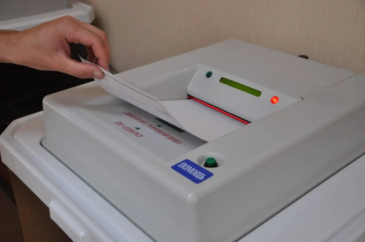 Из-за санкций в регионах возник дефицит электронных комплексов обработки бюллетеней (КОИБ) перед выборами. По данным, в 14 регионах не хватает техники, что может привести к ручному подсчету бюллетеней.