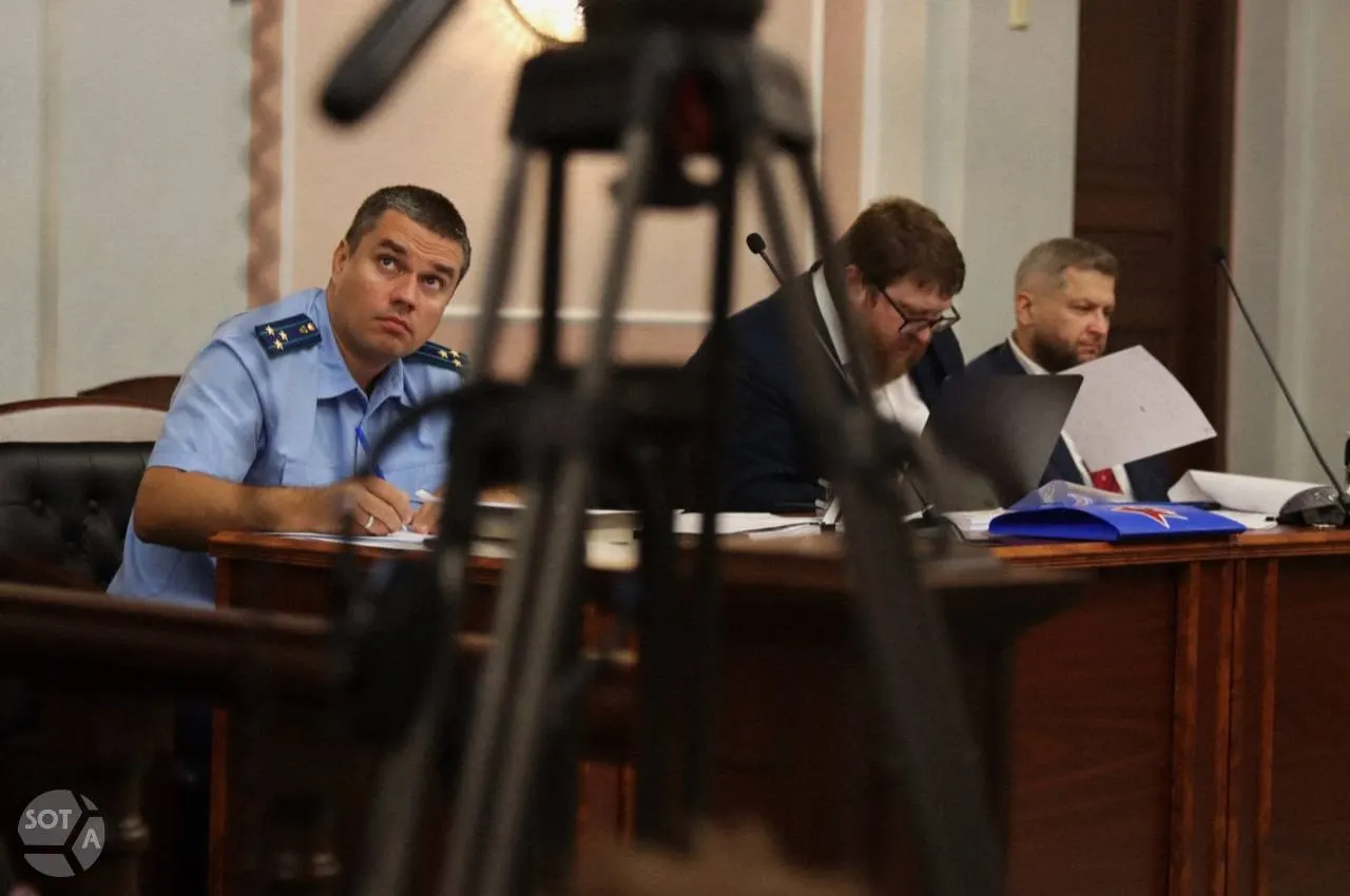 Прокурор частично поддержал иск о снятии партии «Яблоко» с выборов в Госдуму, сославшись на нарушения в финансировании и использовании интеллектуальной собственности. Разбирательство продолжается.