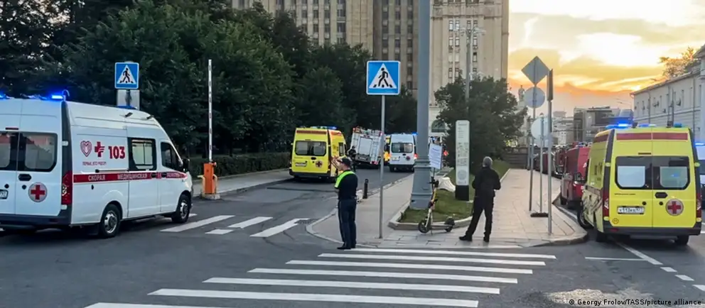 В центре Москвы прогремел взрыв у ресторана Balzi Rossi. Погибли несколько человек, следствие рассматривает версию о покушении на главнокомандующего ВКС Александра Чайко. Мэр назвал инцидент терактом, возбуждено уголовное дело.
