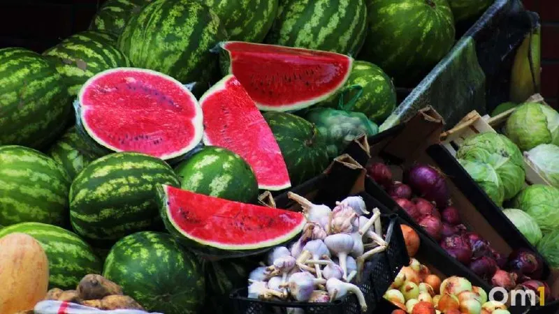 Разрезанные арбузы и дыни представляют риск для здоровья: в местах повреждений быстро размножаются микроорганизмы. Продавцам запрещено разрезать плоды для пробы вкуса. Рекомендуется покупать бахчевые только в официальных точках торговли.