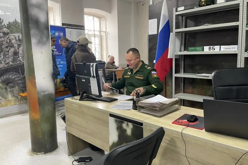 Официальные лица опровергли слухи о мобилизации; эксперты называют публикации попыткой давления на общество, явных признаков мобилизации нет.