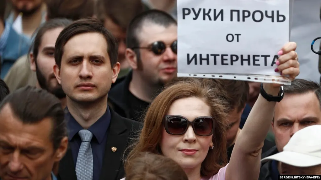 В России введены новые меры против VPN и обхода блокировок; пользователи сталкиваются с техническими проблемами, а эксперты обсуждают последствия для интернета и гражданской коммуникации.