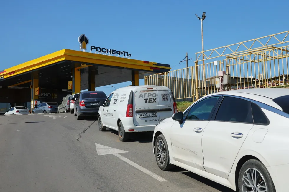 Цены на бензин выросли в десятках регионов, в крупных городах вводятся ограничения на продажу топлива, а импорт топлива частично смягчает ситуацию. Криза влияет на экономику и логистику по всей стране.