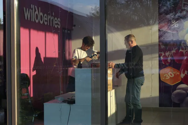 После атак беспилотников на склады крупных маркетплейсов в России издательства сокращают тиражи и пересматривают планы по выпуску новых книг.