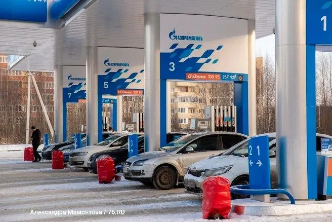 Сняты лимиты на заправку: теперь клиенты могут заправлять автомобиль в любом объёме и оплачивать позже; изменение коснулось Петербурга, Ленобласти, Москвы и девяти регионов.