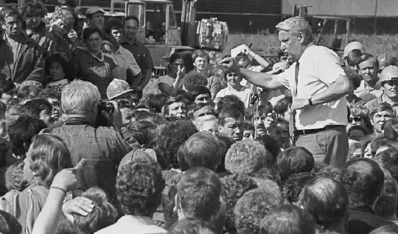 В начале 1990-х годов ряд республик внутри РСФСР заявили о суверенитете, что привело к волнению в федеративном устройстве. Рассматриваются ключевые события и контекст переходного периода, без цитат оригинальных источников.