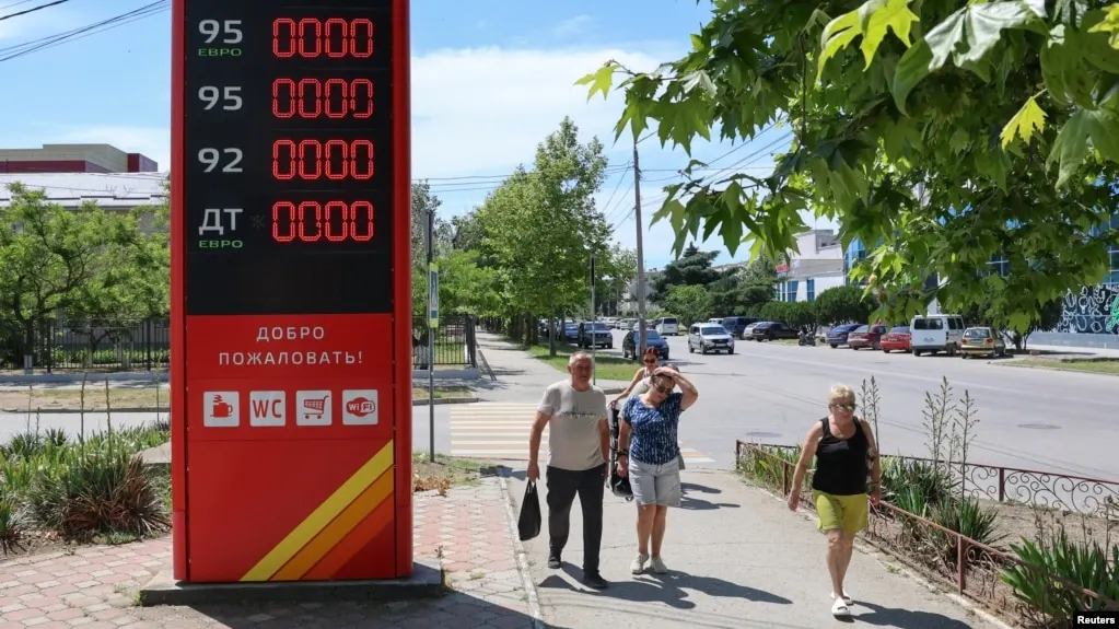 На заправках региона исчез бензин; очереди растут, поставки топлива ограничены. Власти публикуют список работающих заправок.