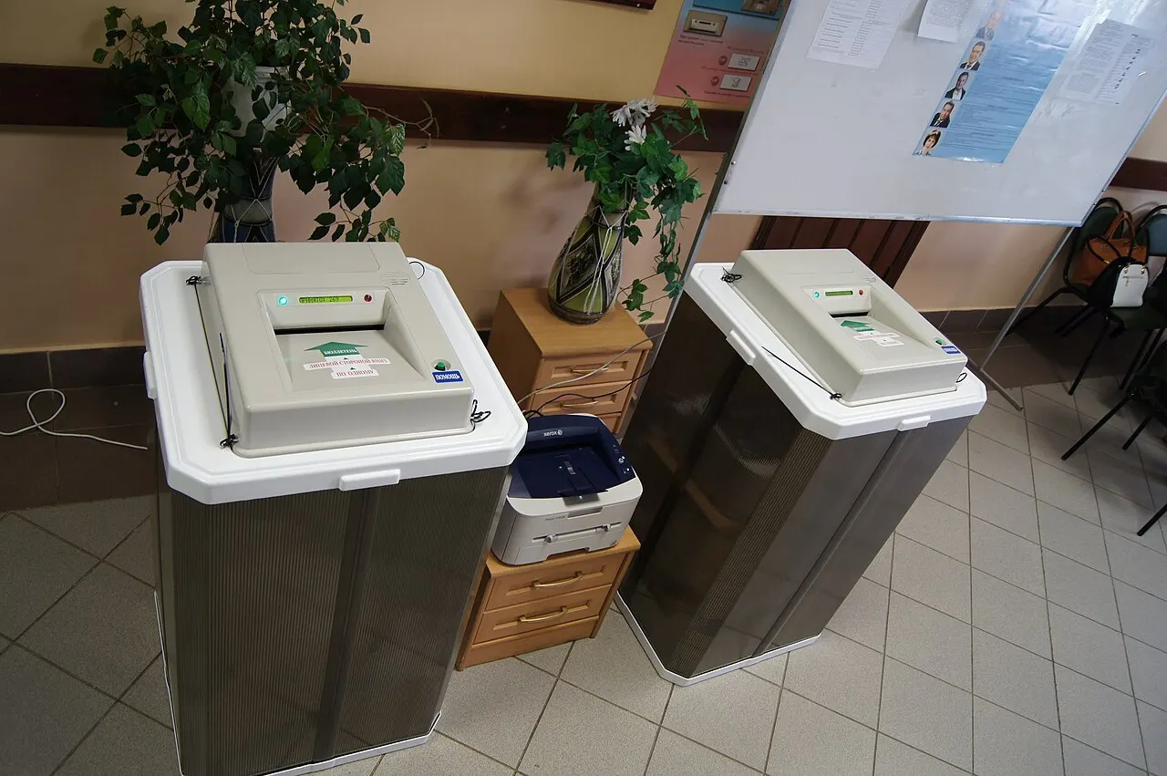 Из-за санкций прекращено использование комплексов обработки бюллетеней на участках города, старые устройства исчерпали ресурс, а новые не выпускаются.