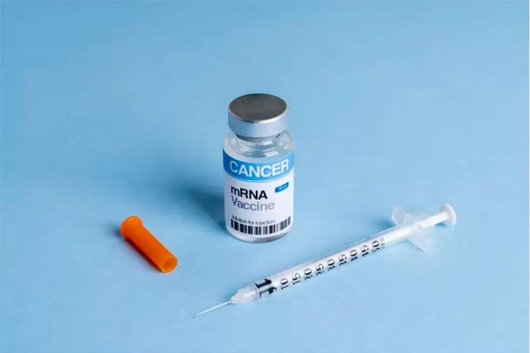 Модерна и Merck объявили об успешных результатах испытаний индивидуальных мРНК-вакцин против меланомы, что повлекло резкое повышение котировок, а Россия расширяет перечень высокотехнологичных методов лечения в ОМС.