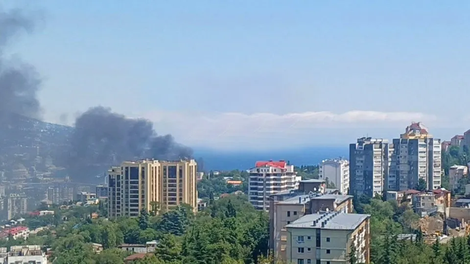 Украинские дроны атаковали побережье Ялты, спровоцировав пожар возле заведения Hungry Bird; власти призвали горожан соблюдать безопасность.