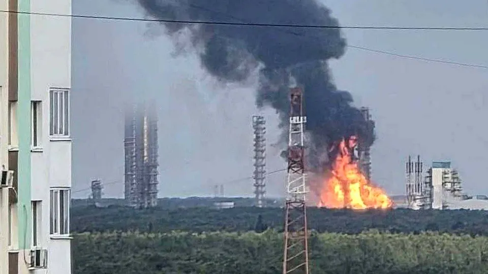 Крупный нефтехимический комплекс прекратил производство после вооружённой атаки БПЛА; на предприятии занято более трёх тысяч сотрудников.