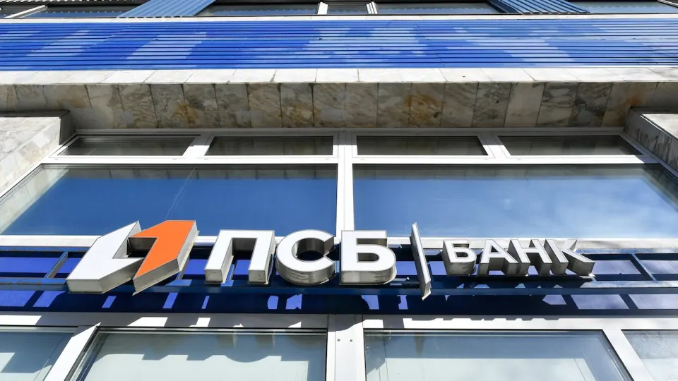 За шесть месяцев банк зафиксировал убыток в 50 млрд рублей и направил почти 196 млрд рублей на резервы; государство продолжило докапитализацию банка.