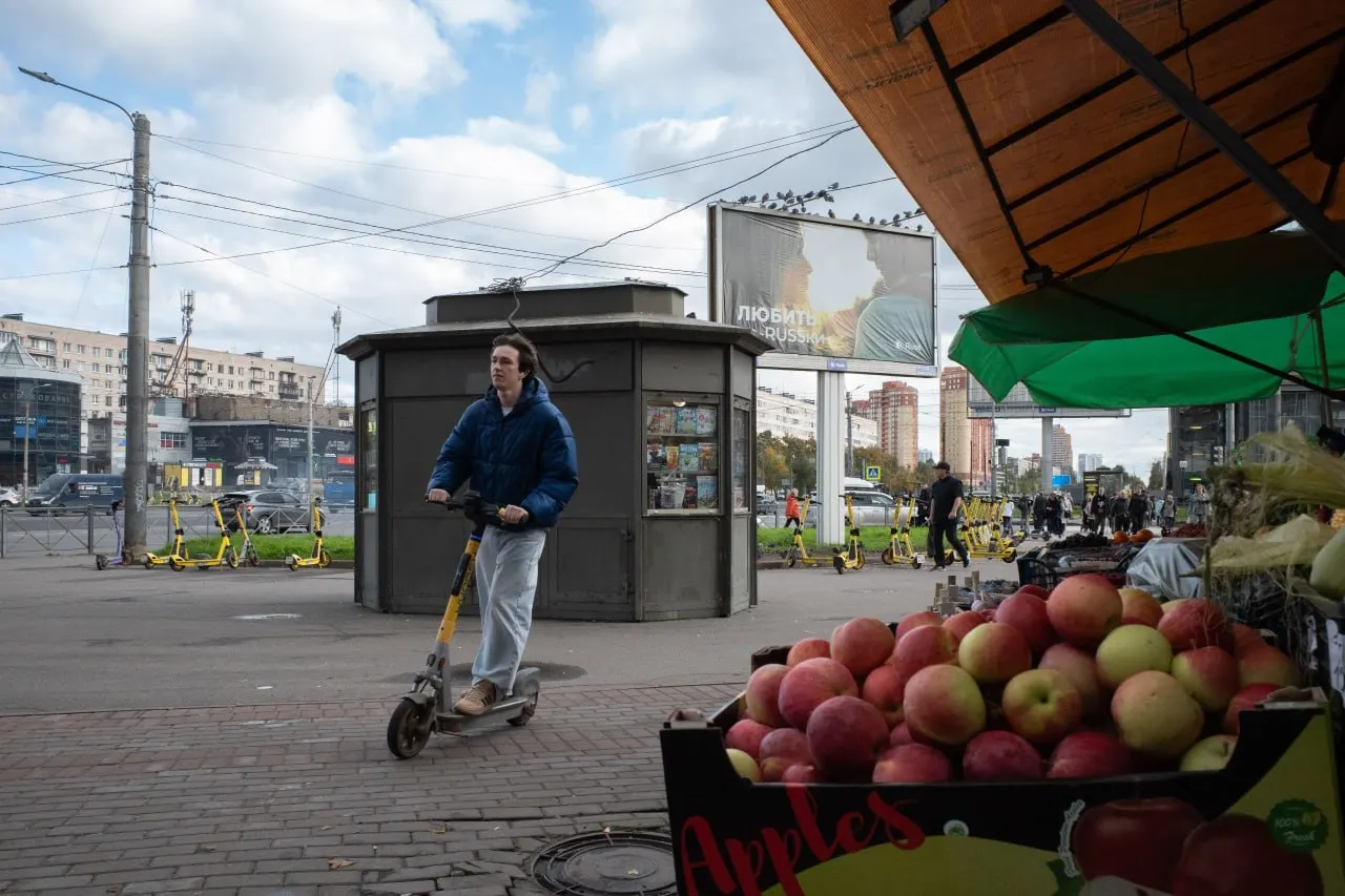 Из Петербурга и Ленобласти поступают новости об исчезновении чиновника и ДТП; в России и мире — новые санкции против судей и задержания, а в Киеве — ракетные удары.
