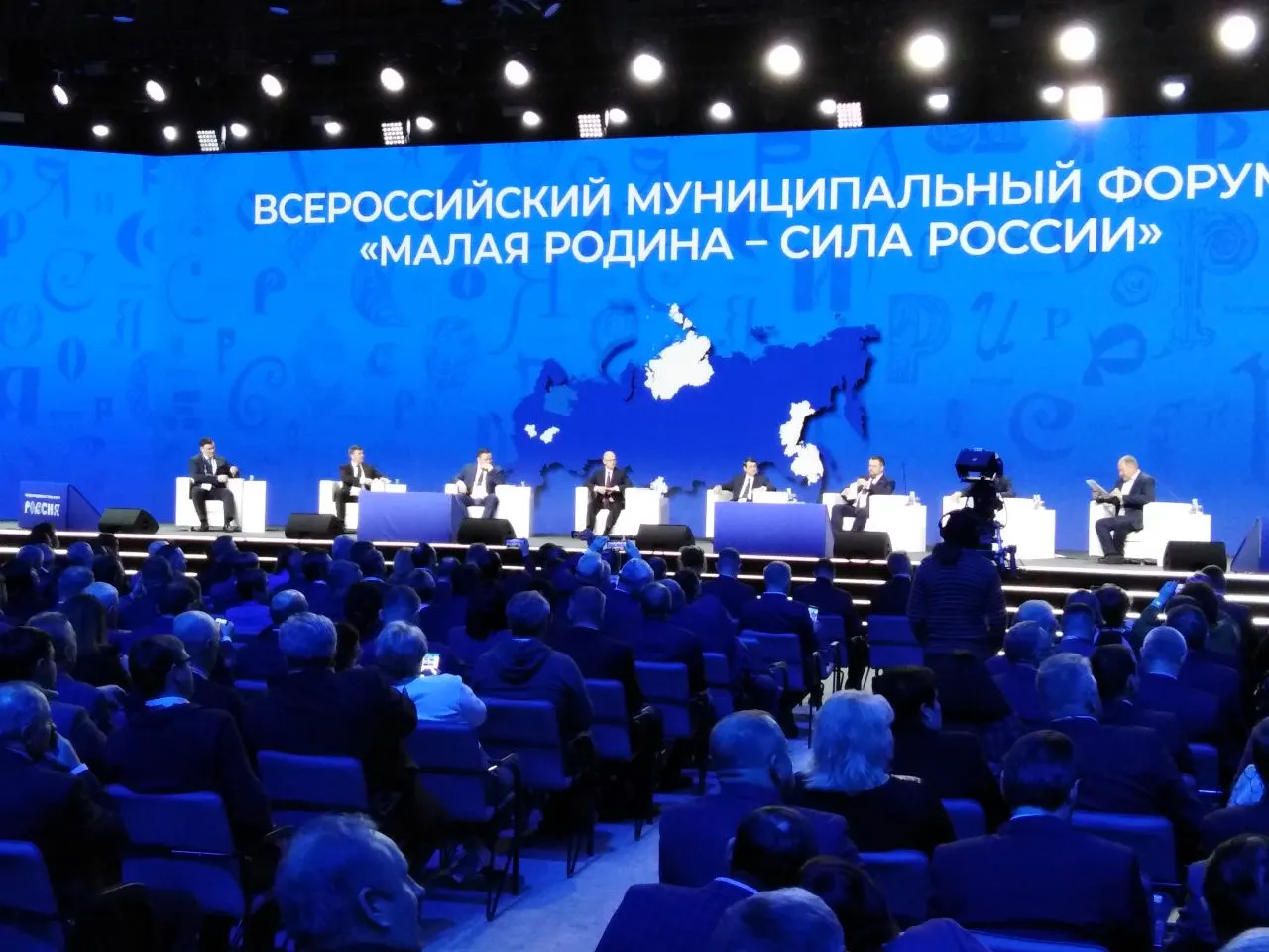 Указ вводит ежегодный муниципальный форум и церемонию вручения премии, организованы Сергей Кириенко и Всероссийская ассоциация развития местного самоуправления.