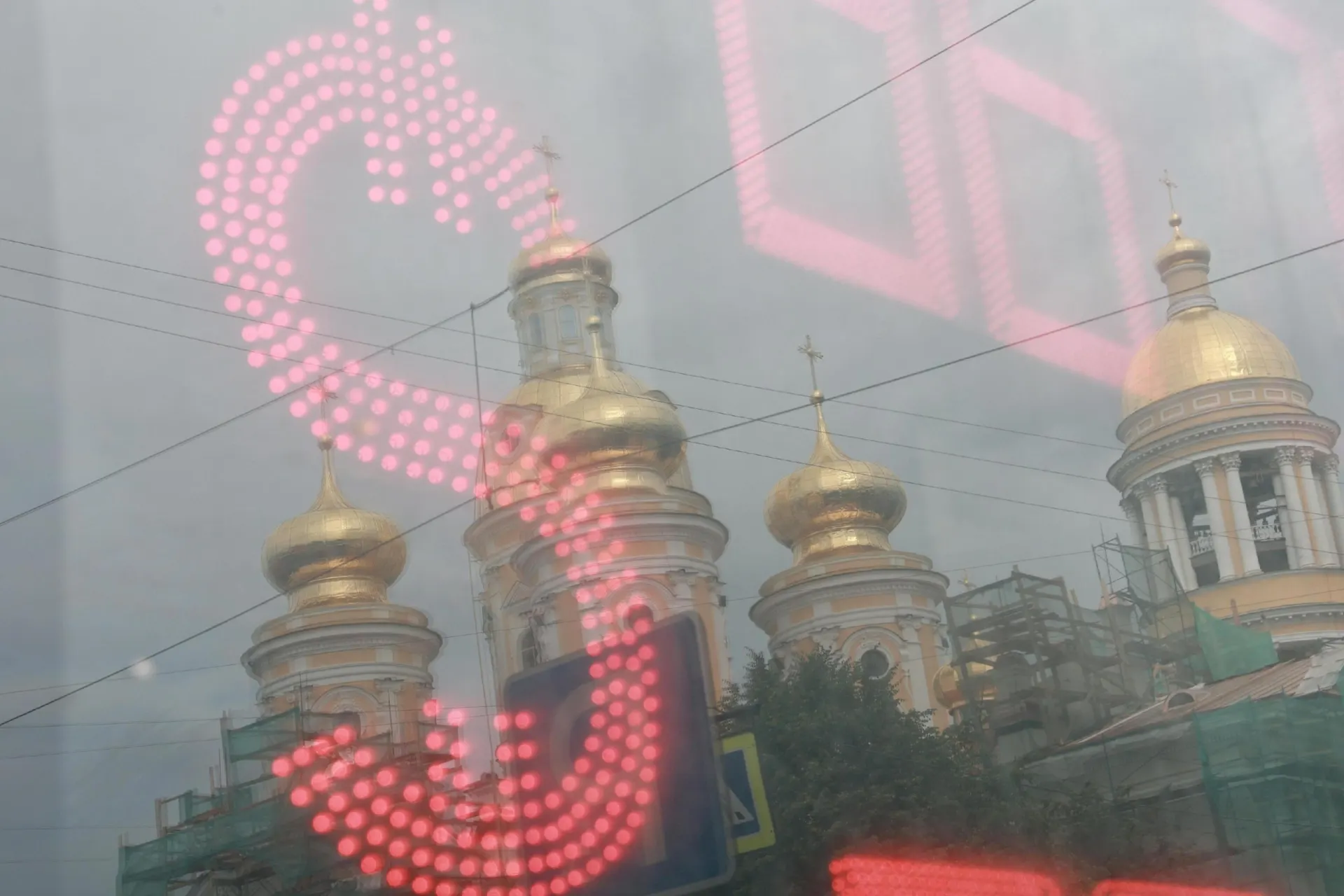 Экономисты объясняют, почему рубль теряет позиции к доллару и что это значит для импорта и цен.