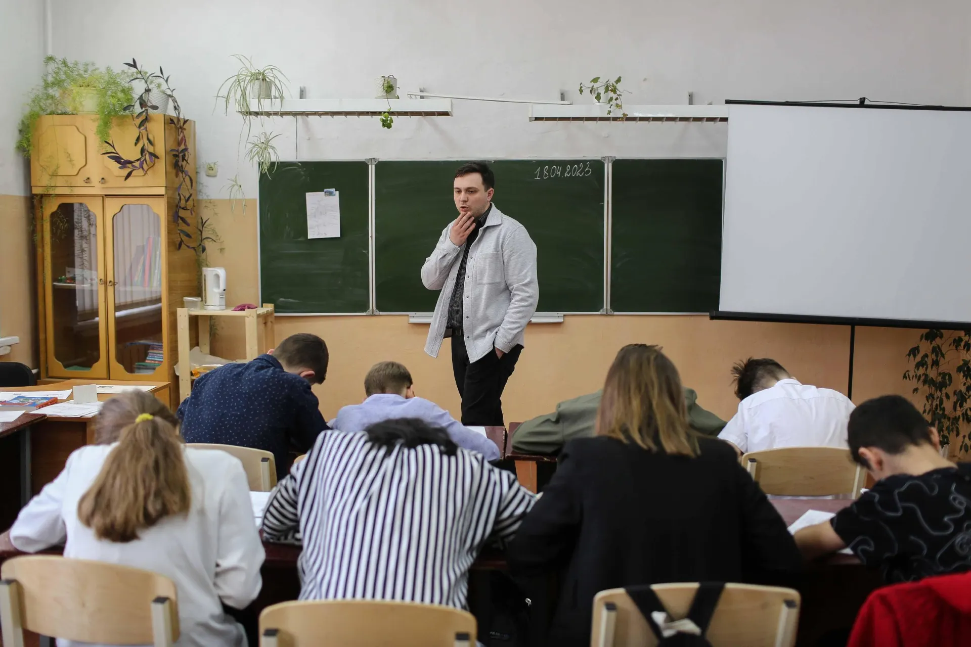 Часть учащихся столкнется с увеличенной нагрузкой после введения нового часа истории; изменения применяются не ко всем школам.