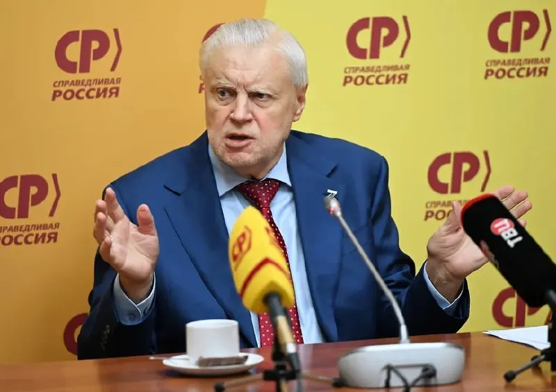 Лидер «Справедливой России» Сергей Миронов заявил, что часть избирателей утратила веру в возможность повлиять на власть в сложившейся ситуации; он указал на объективные трудности, связанные с ведением специальной операции, включая нехватку топлива, и сообщил, что не будет участвовать в кампании из‑за небольшой травмы.