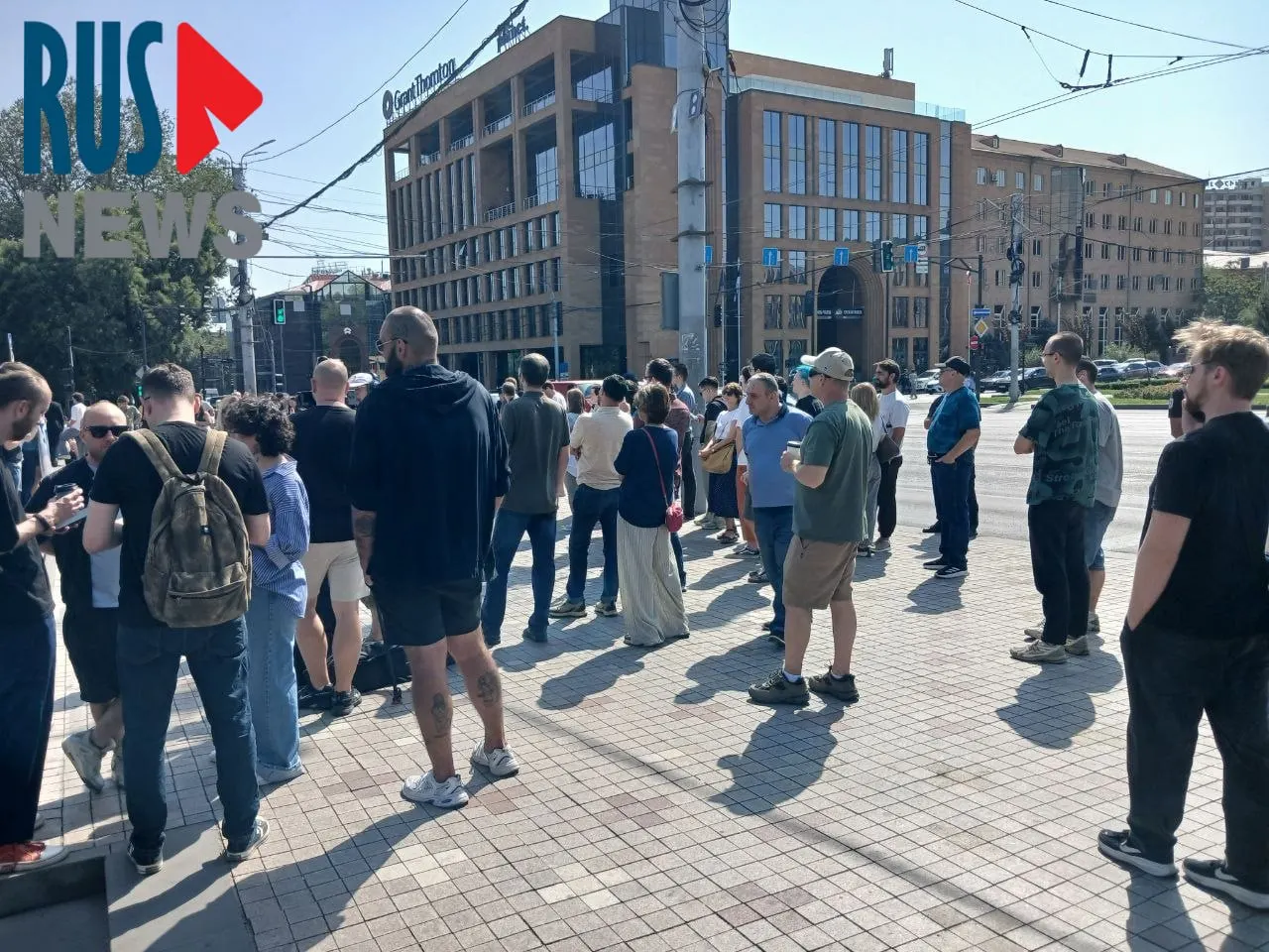 У посольства России в Ереване развернулась крупная очередь на голосование; рядом проходит митинг около ста участников.