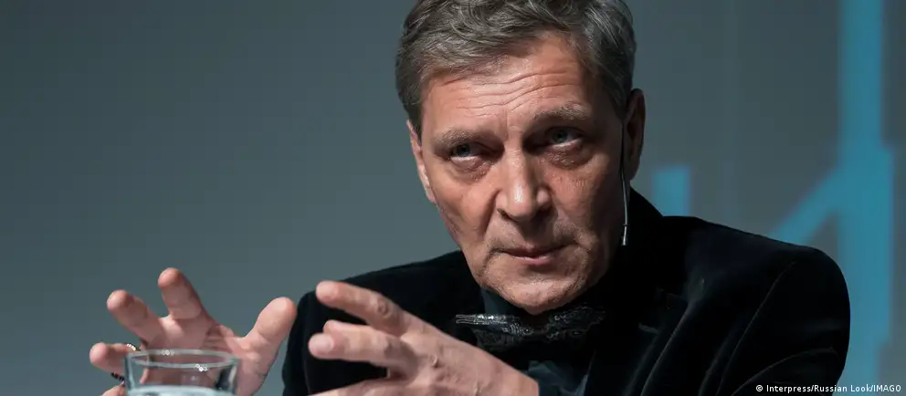 Власти включили журналиста в перечень экстремистов; позже Украина предоставила гражданство семье Невзоровых.