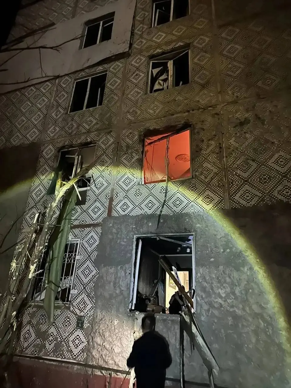 После ночной атаки беспилотников в Брянске пострадали люди в нескольких районах; на месте работают саперы, повреждены дома и автомобили.