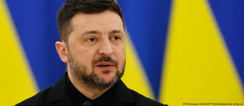 Украинские военные сообщают о нанесении ударов по нефтяному объекту в Самарской области и по целям в Черном море, Орловской и Брянской областях; обсуждаются санкции против объектов инфраструктуры.