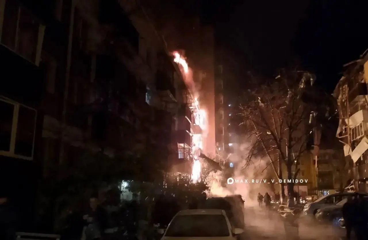 Ночная волна атак дронов затронула Белгородскую область и регионы по всей стране; мирные жители пострадали, один человек погиб.
