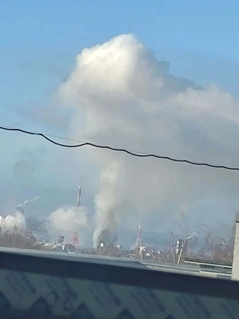 В ночь на 23 октября над регионом прошли беспилотники: три человека госпитализированы, повреждены дома и инфраструктура, школы переведены на дистанционное обучение.