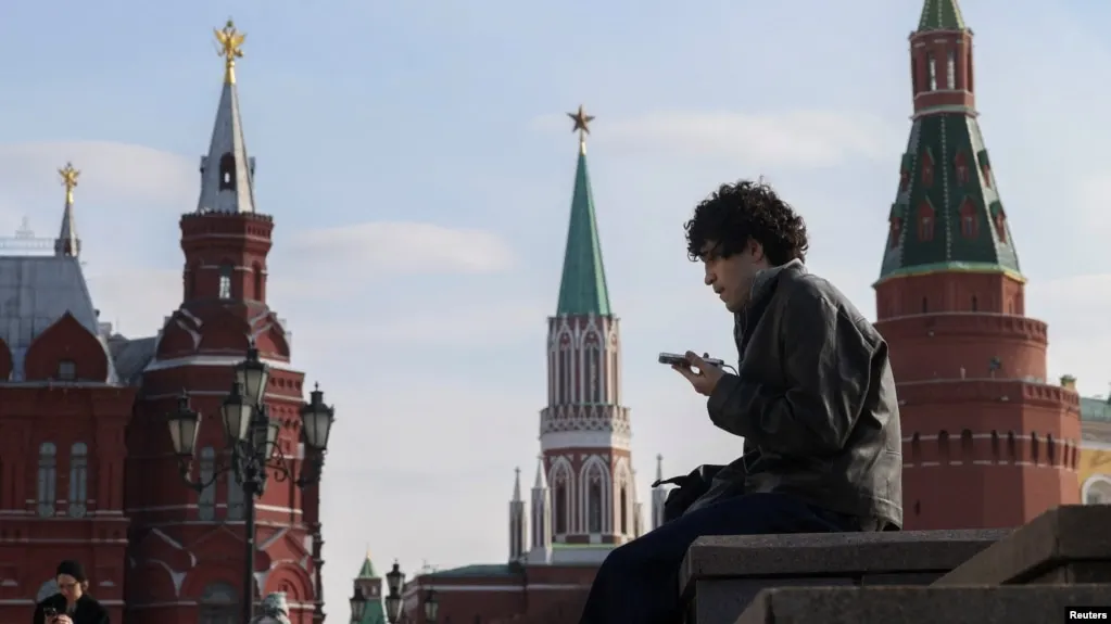 Роскомнадзор предложил законопроект об идентификации несовершеннолетних в социальных сетях и сокращении времени онлайн для детей до 14 лет с целью ограничения доступа к запрещённому контенту.